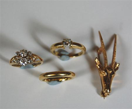 Appraisal: A diamond set cluster ring of unusual design of two