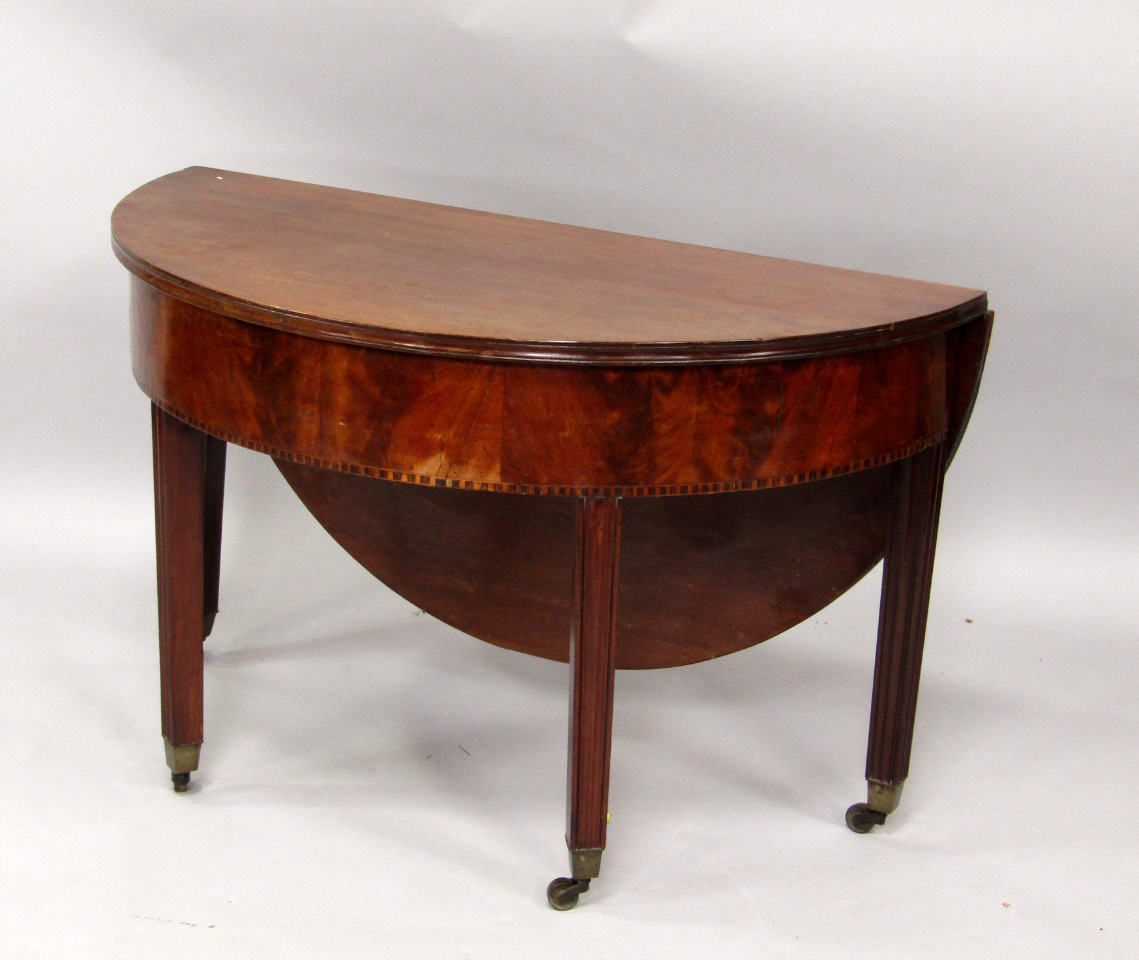 Appraisal: A mahogany drop leaf coffee table the circular top with