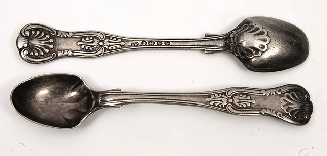 Appraisal: A PAIR OF VICTORIAN SILVER KINGS PATTERN EGG SPOONS with