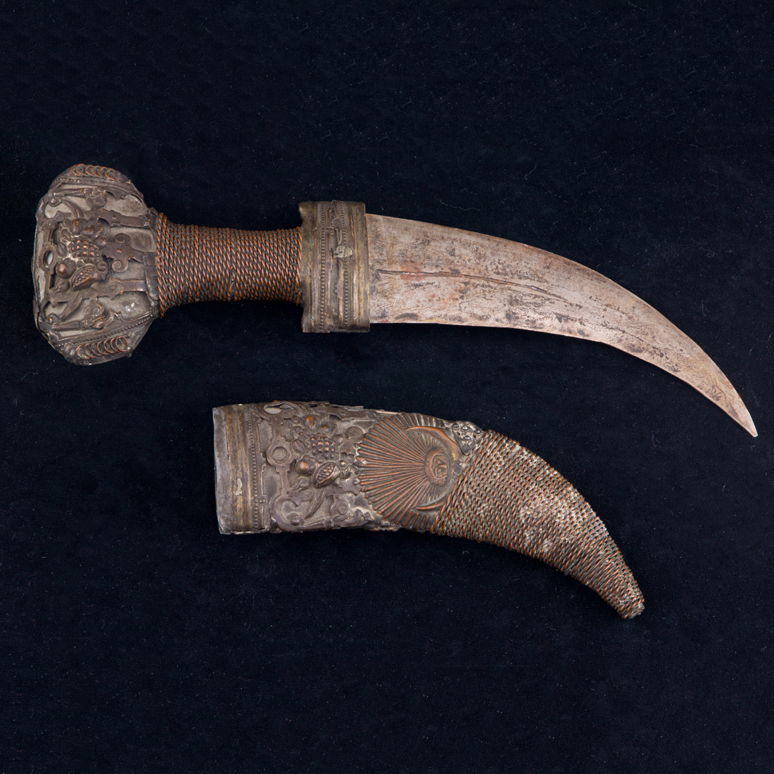 Appraisal: A PERSIAN QAJAR KHANJAR JAMIBYA DAGGER A Persian Qajar Khanjar