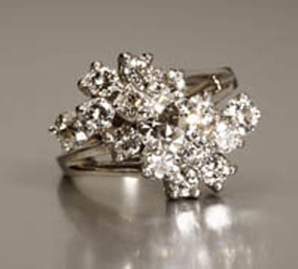 Appraisal: A diamond cluster ring A diamond cluster ring K white