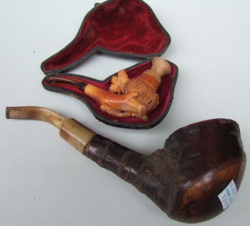 Appraisal: A Meerschaum pipe designed as an acorn spray with a