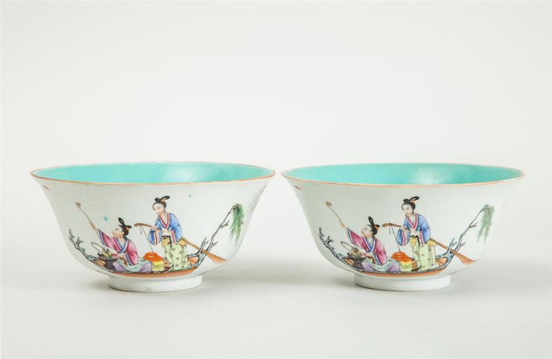 Appraisal: PAIR OF CHINESE FAMILLE ROSE PORCELAIN BOWLS With iron red