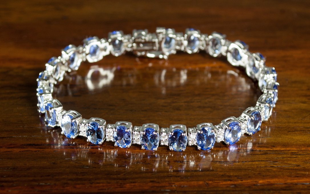 Appraisal: TANZANITE DIAMOND AND FOURTEEN KARAT GOLD BRACELET with GGL appraisal