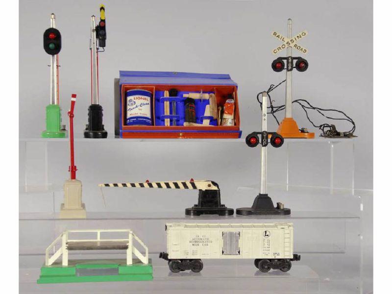 Appraisal: Lot of Lionel Train O- Accessories with Or Description Includes