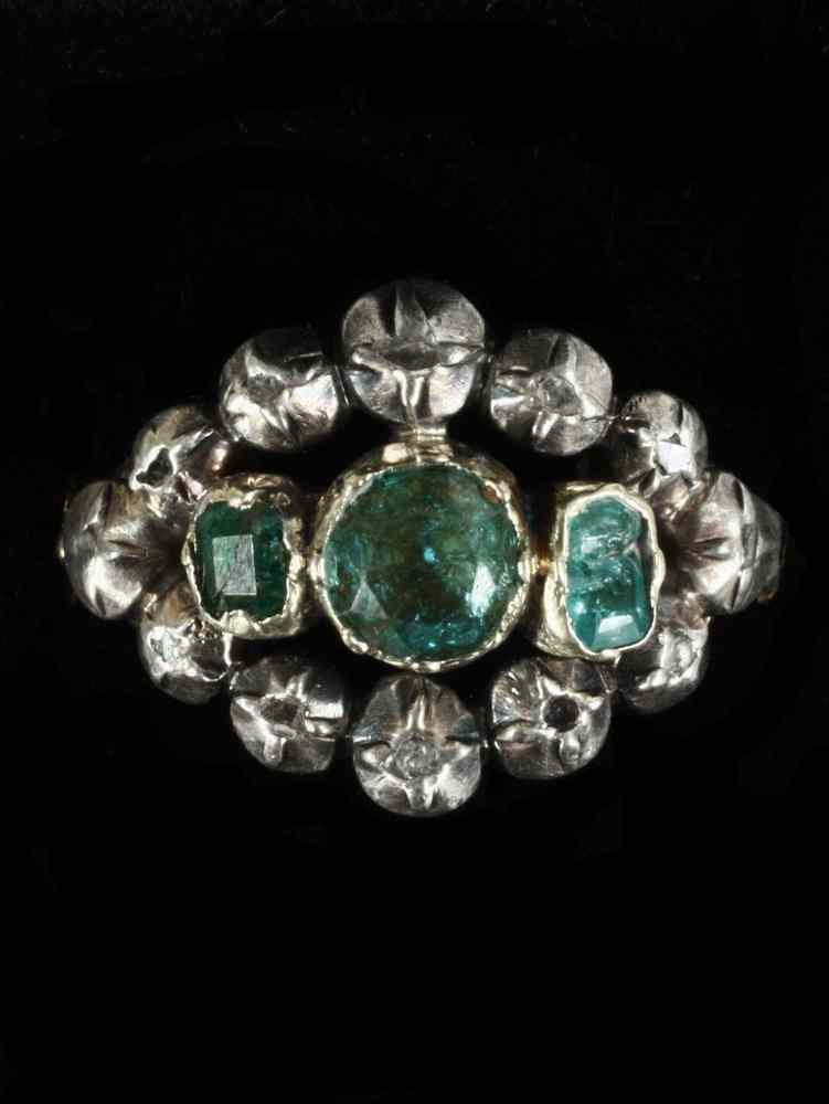 Appraisal: RING - Renaissance era three emerald stones rose cut diamonds