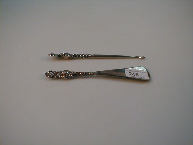 Appraisal: A George V silver handled shoe horn and lace hook