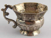 Appraisal: A silver hexagonal tot cup unascribed marks possibly th c