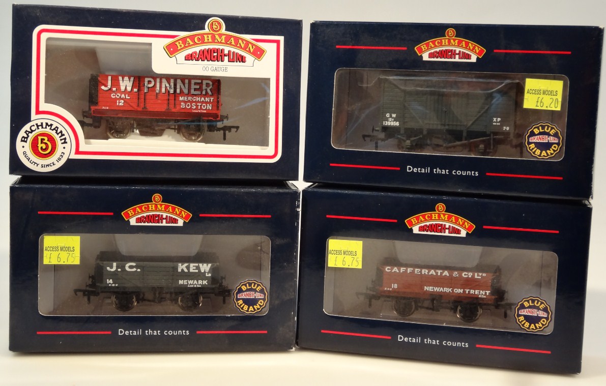 Appraisal: Various Bachmann OO-gauge railway rolling stock comprising Cafferata truck cm