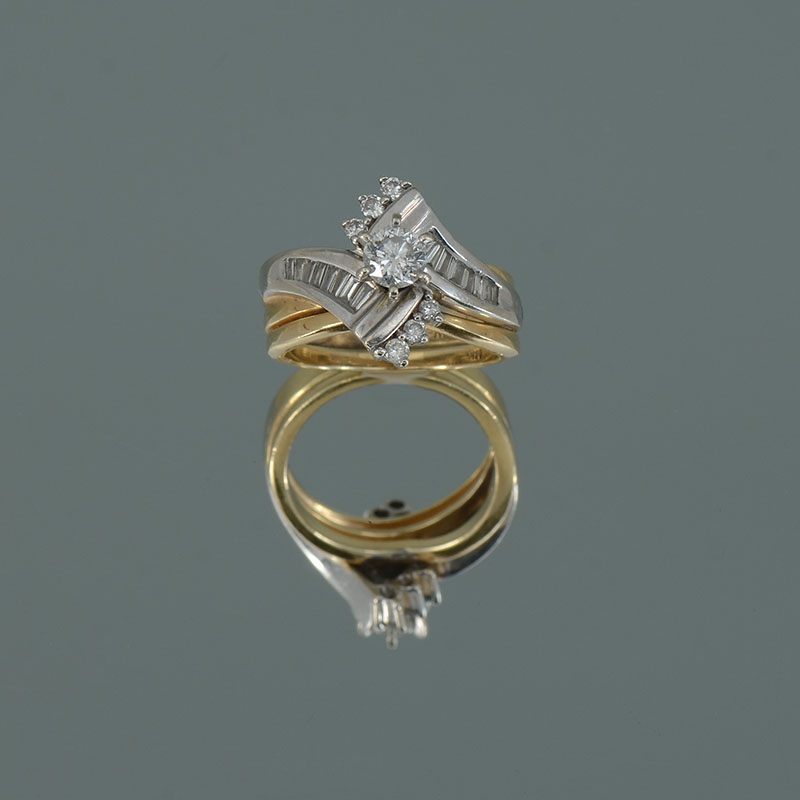 Appraisal: K GOLD DIAMOND RING The center stone is accented by