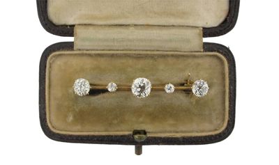 Appraisal: A diamond bar brooch The three principle diamonds weigh carats