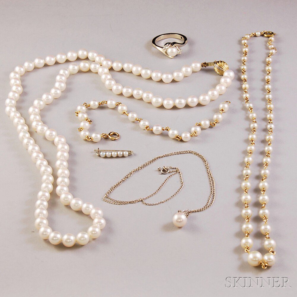 Appraisal: Small Group of Cultured Pearl Jewelry a strand of pearls