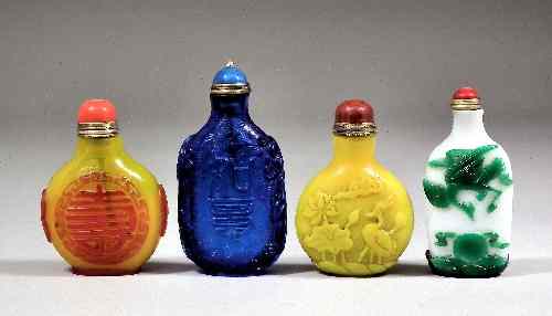 Appraisal: A Chinese yellow and red overlaid glass snuff bottle and