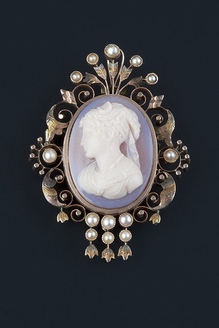 Appraisal: A hardstone cameo brooch pendant the oval hardstone cameo carved