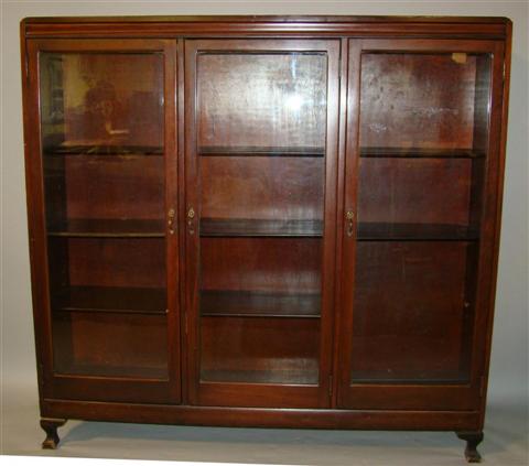 Appraisal: FEDERALSTYLE STRING INLAID MAHOGANY AND GLASS BOOKCASE The rectangular top