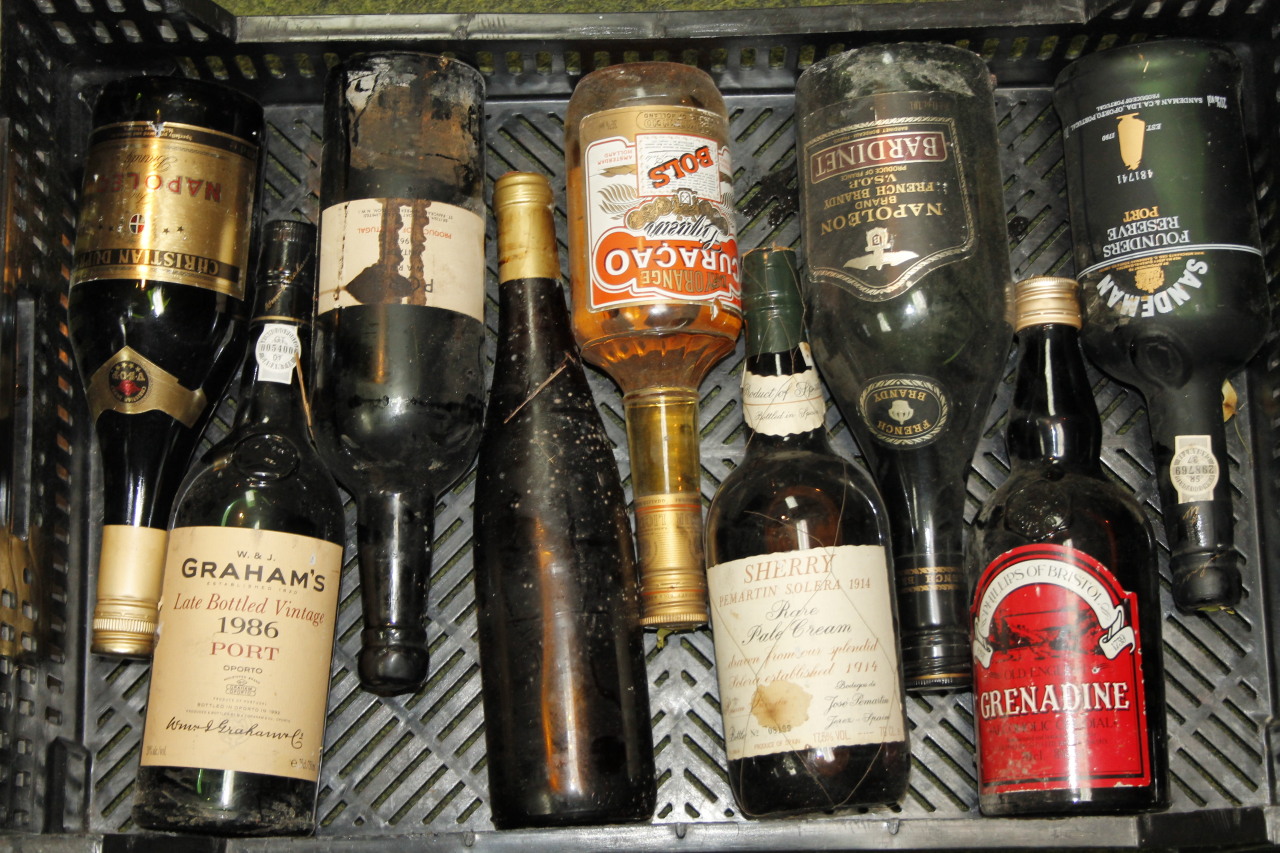 Appraisal: Various alcohol to include Napoleon French brandy VSOP Bardinet floz