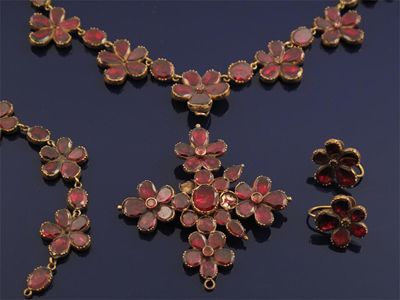 Appraisal: A George III flat garnet mounted gold flower head necklace