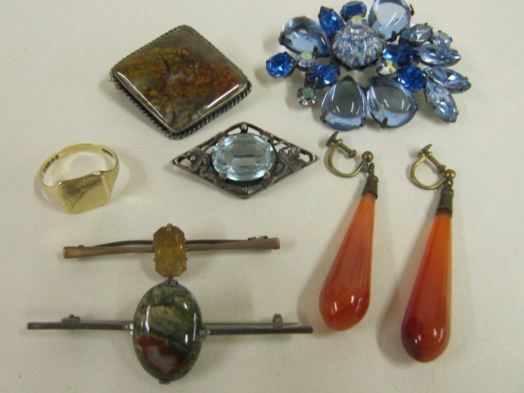 Appraisal: Lot comprising two silver agate set brooches pair of cornelian