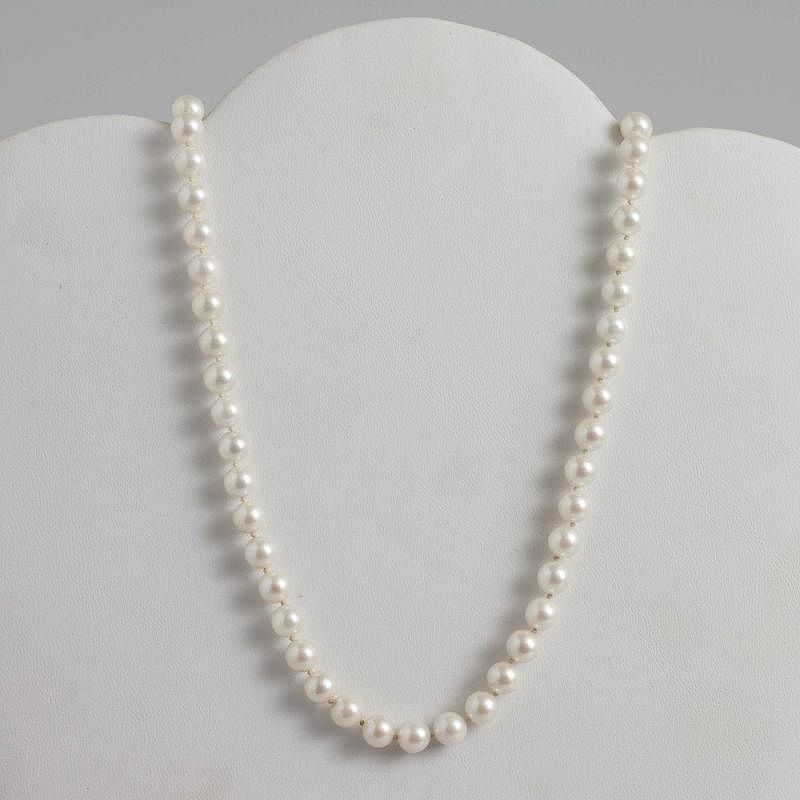 Appraisal: Pearl Necklace Strand of pearls with sterling clasp l Pearls