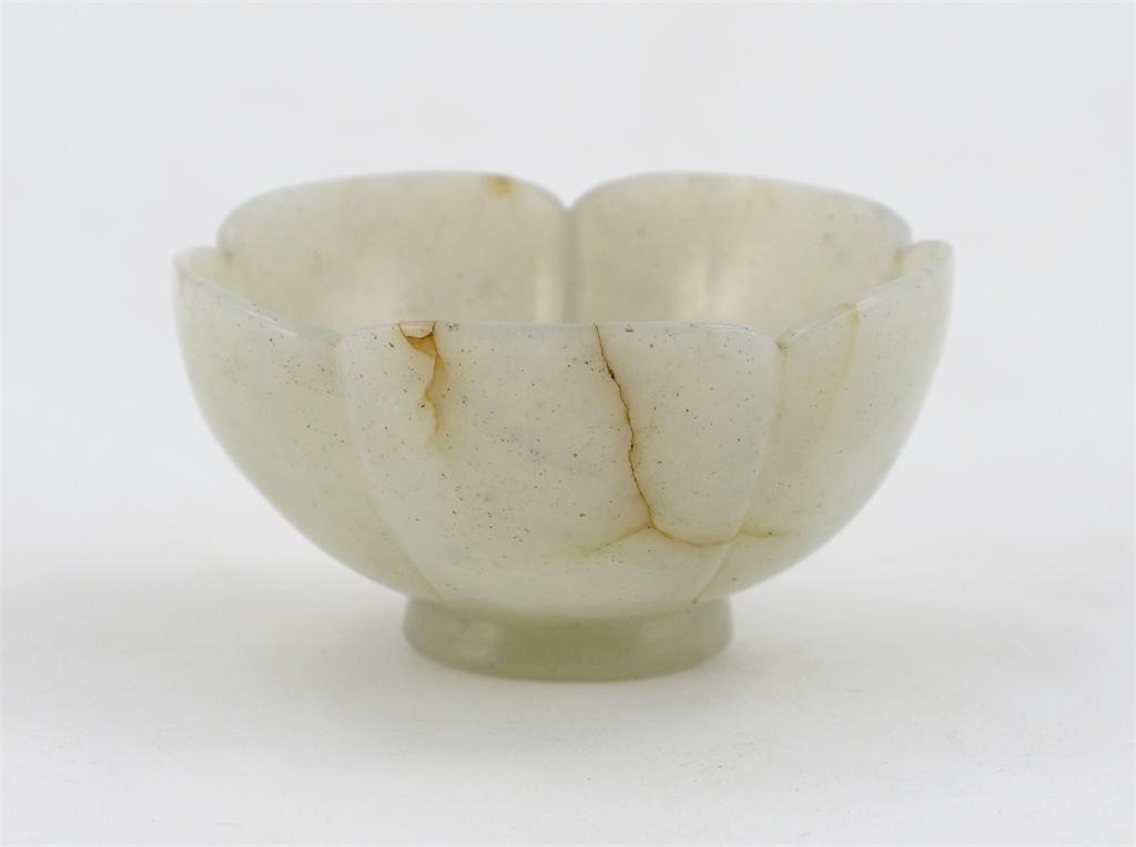 Appraisal: A small Chinese jade mallow-shaped bowl