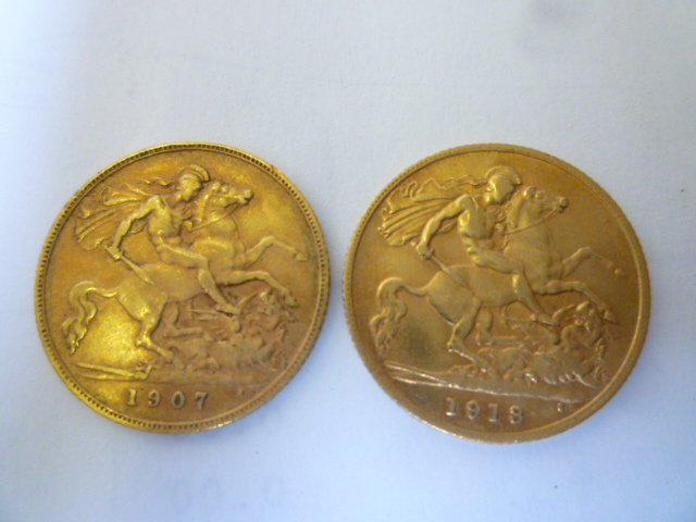 Appraisal: AN EDWARD VII GOLD HALF SOVEREIGN together with another George