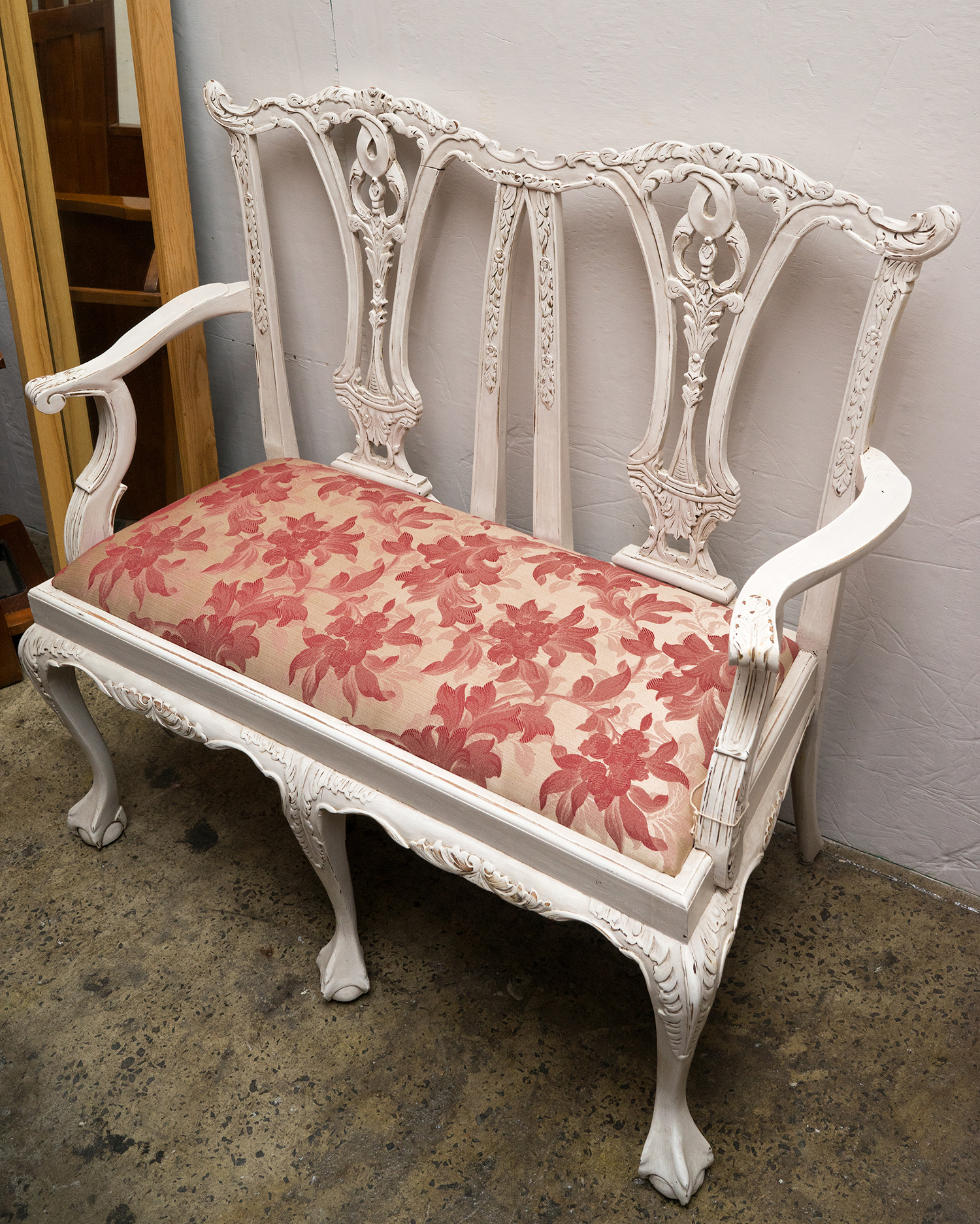 Appraisal: A GEORGIAN INSPIRED TWO SEAT SETTEE Distressed white finish with