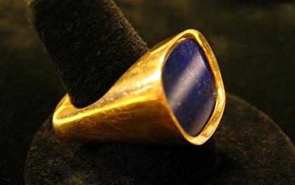 Appraisal: Gentleman's karat yellow gold and lapis ringRectangular lapis stone in