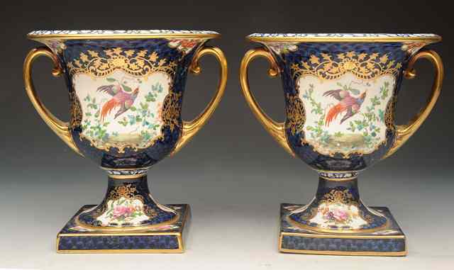 Appraisal: A PAIR OF SAMSON WORCESTER STYLE BLUE GROUND TWO HANDLED