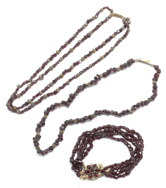 Appraisal: A GARNET NECKLACE th c Necklace composed of faceted garnets