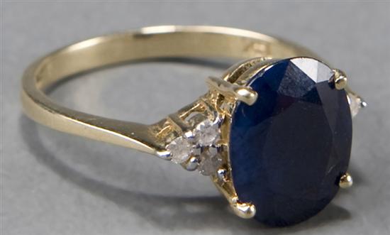 Appraisal: KT yellow gold oval cut sapphire ring Sapphire is CTW