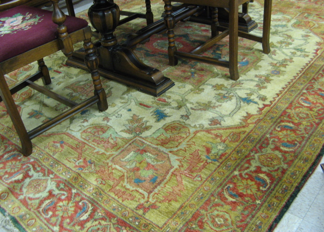 Appraisal: HAND KNOTTED ORIENTAL CARPET Indo-Serapi central geometric medallion and curvilinear