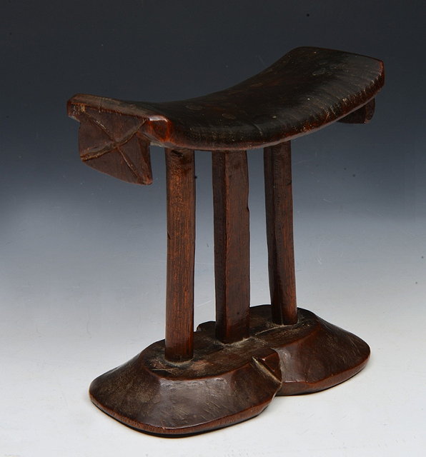 Appraisal: A TH TH CENTURY HARDWOOD AFRICAN HEAD REST standing on