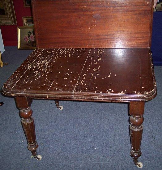 Appraisal: A Victorian extending dining table fitted an extra leaf extending