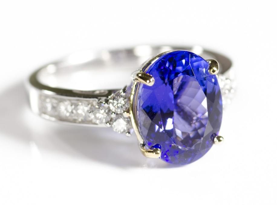 Appraisal: TANZANITE DIAMOND AND FOURTEEN KARAT GOLD RING The white and