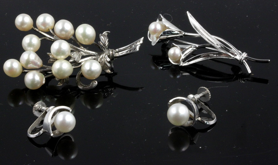 Appraisal: Two pearl set floral spray brooches mounted in silver and