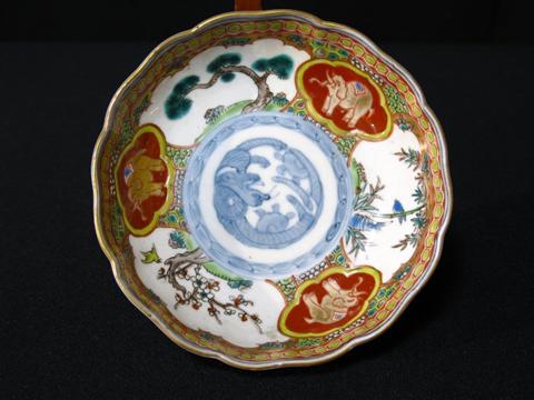 Appraisal: SMALL JAPANESE IMARI DISH Enameled in typical style with three