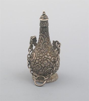 Appraisal: A Victorian scent flask with screw cover and suspensory chain