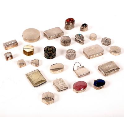 Appraisal: A collection of pill boxes and vesta cases in silver