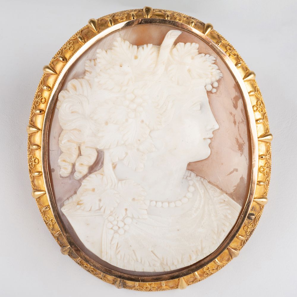 Appraisal: Victorian k Gold and Shell Cameo Brooch Victorian k Gold