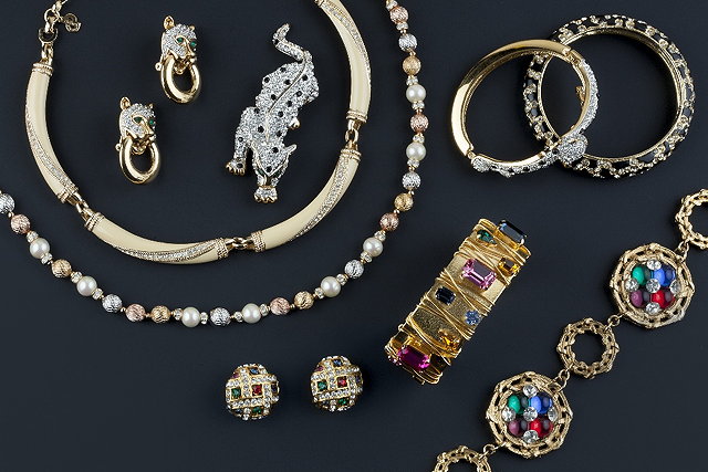 Appraisal: A collection of costume jewellery comprising a simulated pearl paste