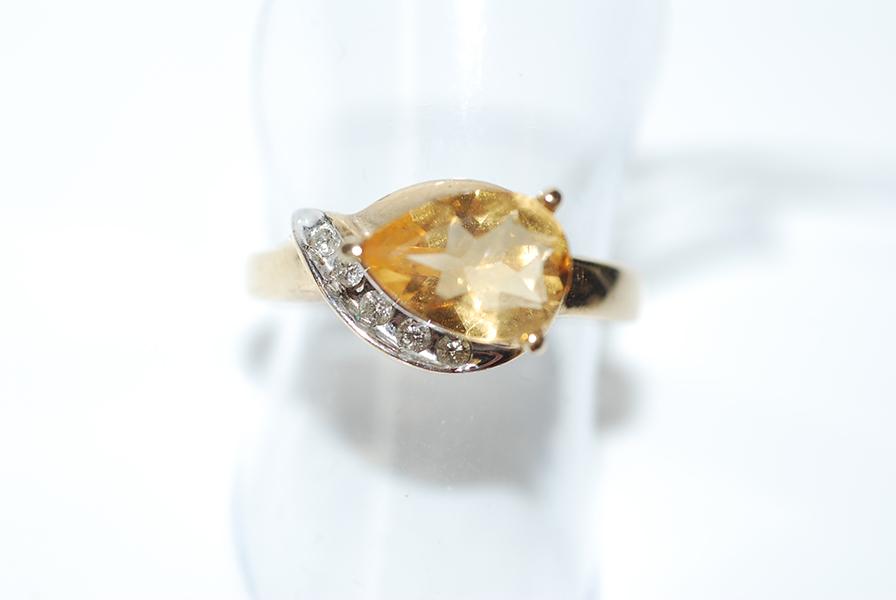 Appraisal: A CITRINE AND DIAMOND DRESS RING IN CT GOLD A