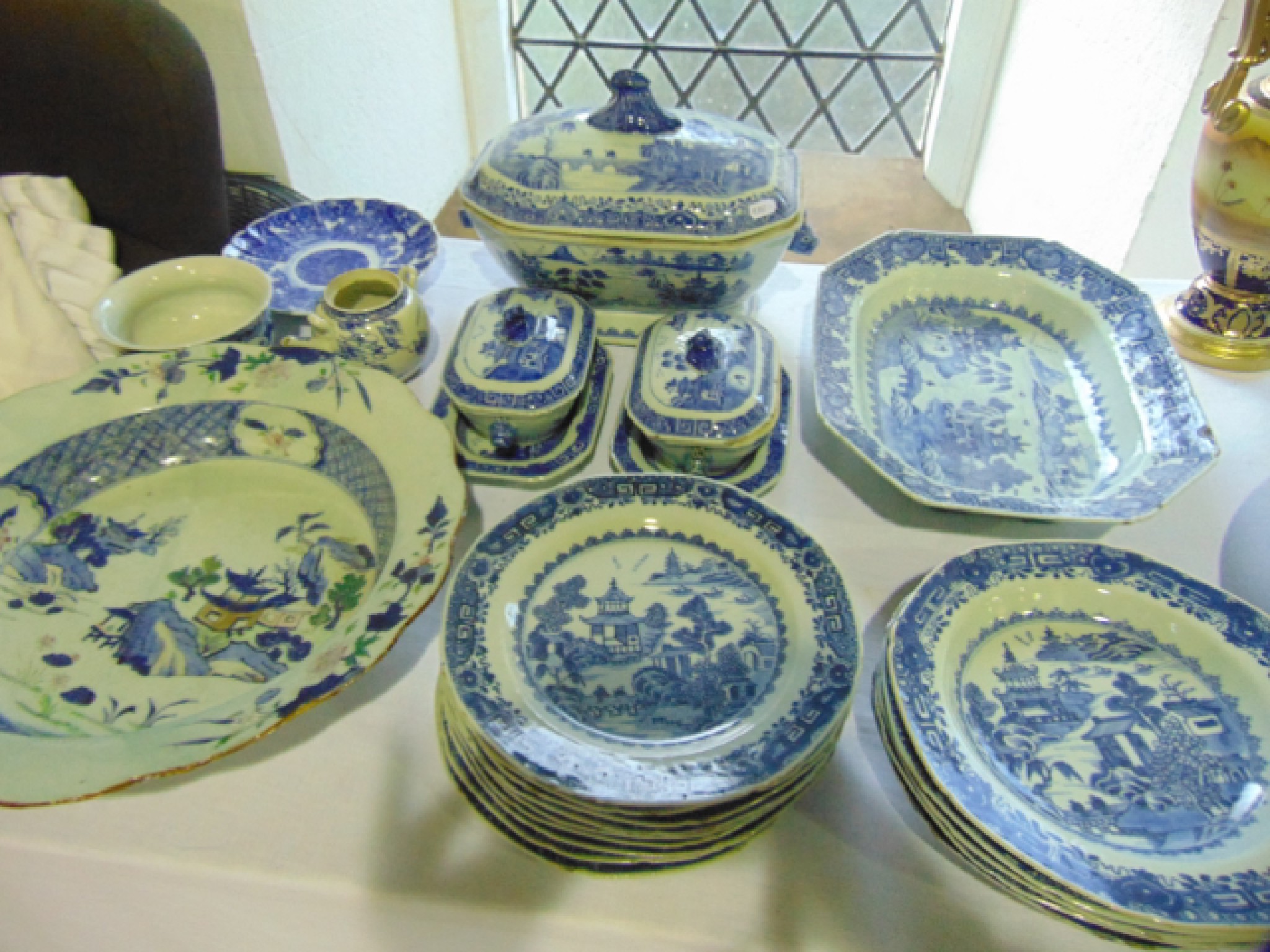 Appraisal: A quantity of early th century oriental blue and white