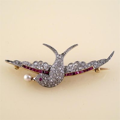 Appraisal: An Edwardian diamond and ruby set swallow brooch the body