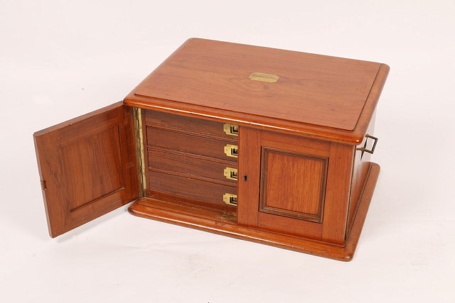 Appraisal: A LATE VICTORIAN POLISHED WOODEN CUTLERY BOX the interior fitted