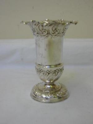 Appraisal: A VICTORIAN VASE of urn form with flared and frilled