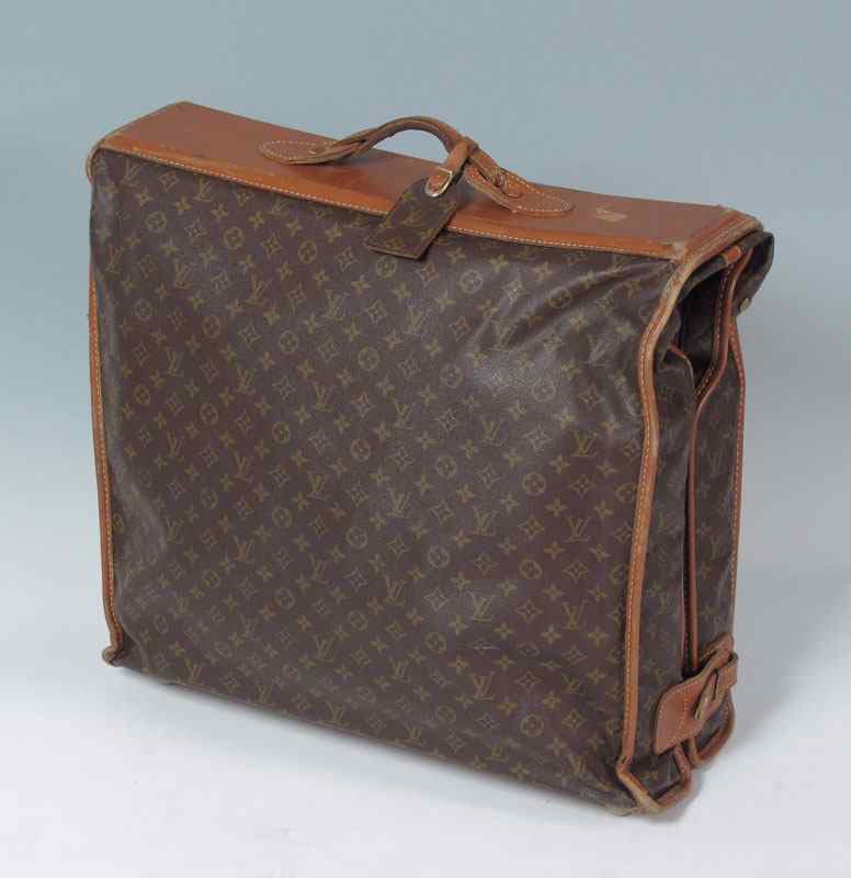 Appraisal: LOUIS VUITTON GARMENT BAG Classic Vuitton logo Zippered interior with