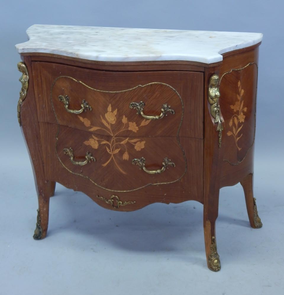 Appraisal: A thC Continental commode the white serpentine shaped marble top