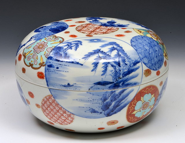 Appraisal: A JAPANESE ARITA PORCELAIN BOX AND COVER with the mark