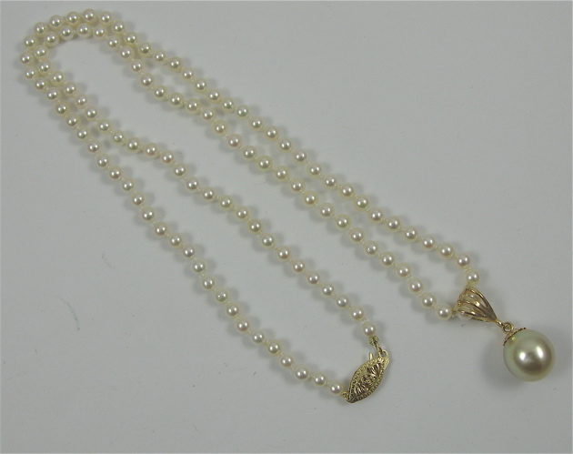 Appraisal: PEARL AND K GOLD NECKLACE AND PENDANT the pendant set