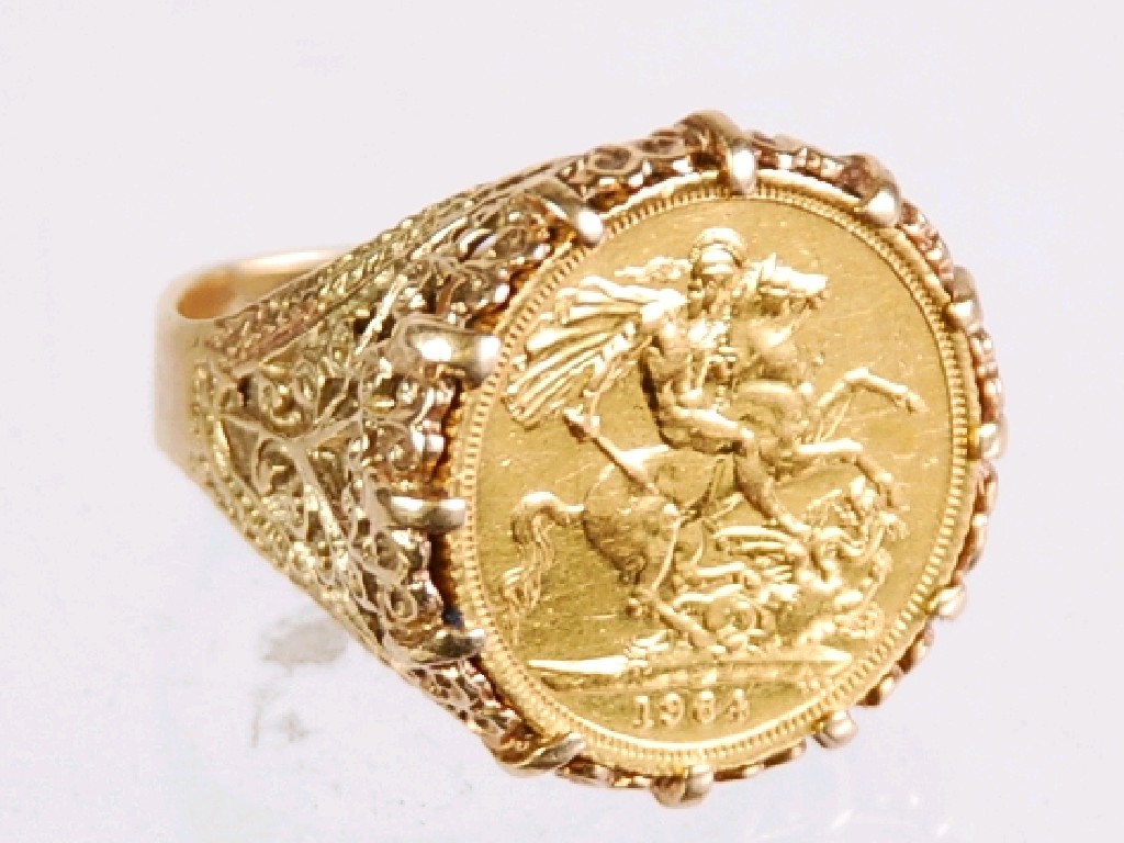 Appraisal: ELIZABETH II GOLD SOVEREIGN LOOSE MOUNTED IN A GENTS RING